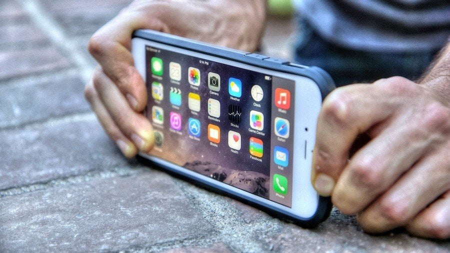 Доступный iphone. Реклама айфона 9. Iphone 6 гнется. Айфон 6 сгибается. Какой самый большой экран у Apple.